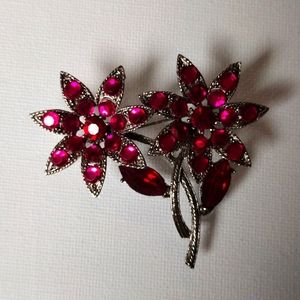Express floral gem stone brooch.